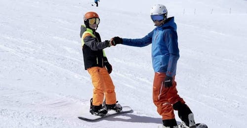 Privater Snowboardkurs für Kinder und Jugendliche mit Skischule SNOWLINES Sölden Ein junger Snowboardlehrer der Ski- und Snowboardschule SNOWLINES Sölden hat während der Aktivität Privater Snowboardkurs für Kinder mit seinem Schüler sichtlich Spaß auf der Piste im Skigebiet Sölden.