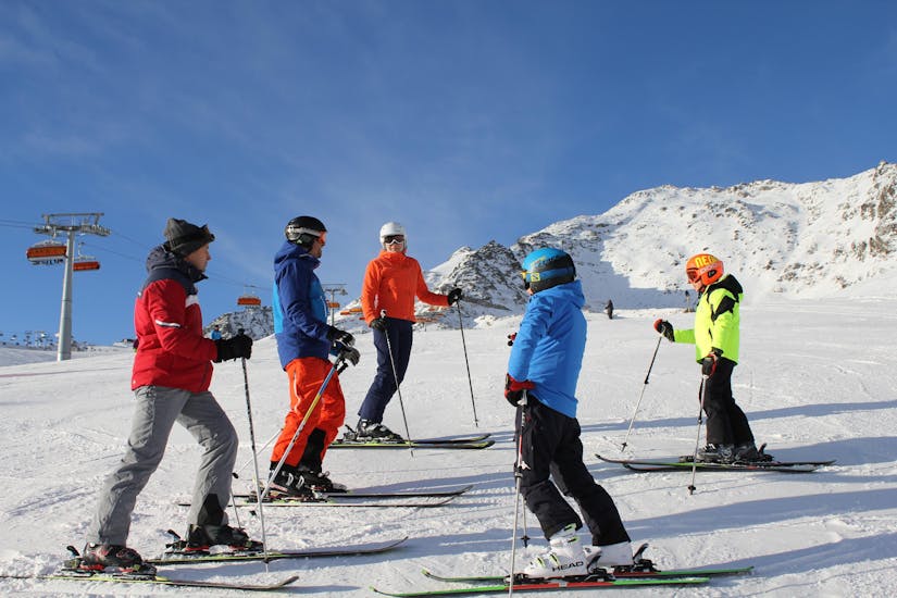 Clases privadas de esquí para familias y amigos.