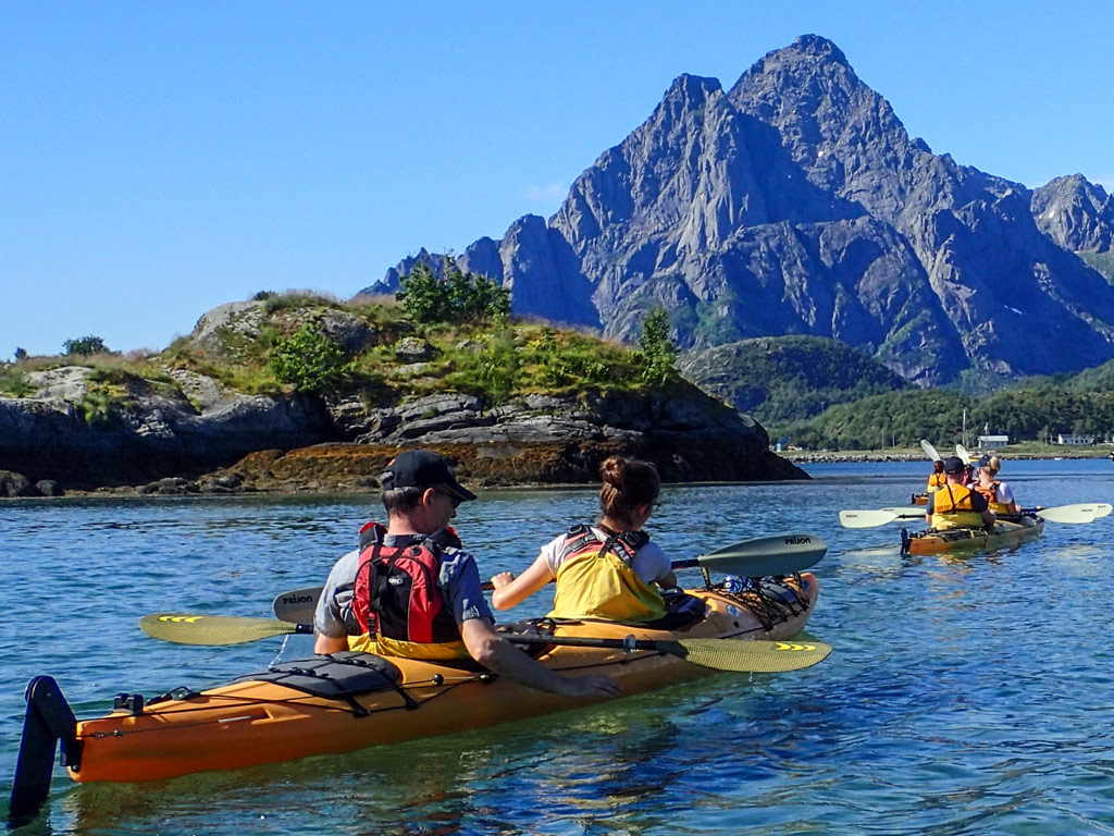 Participants à la tournée en kayak pagayant dans la mer de Norvège avec Lofoten Aktiv.
