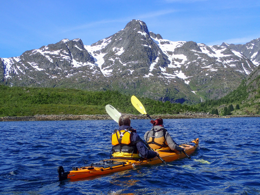 Two participants of the kayak tour enjoying the views during the excursion from Lofoten Aktiv.