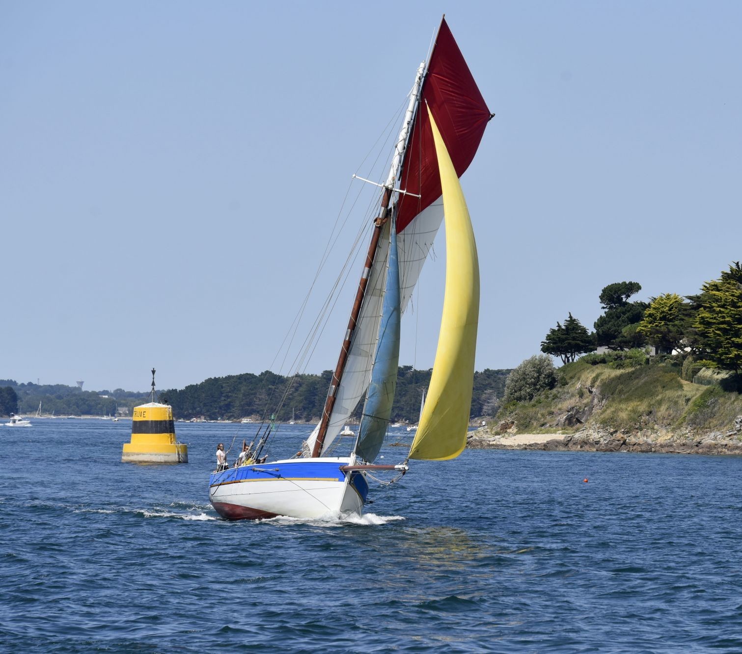 El velero frente a la costa de Morbihan durante el Paseo en velero por el Golfo de Morbihan con Krog E Barz Arzon.