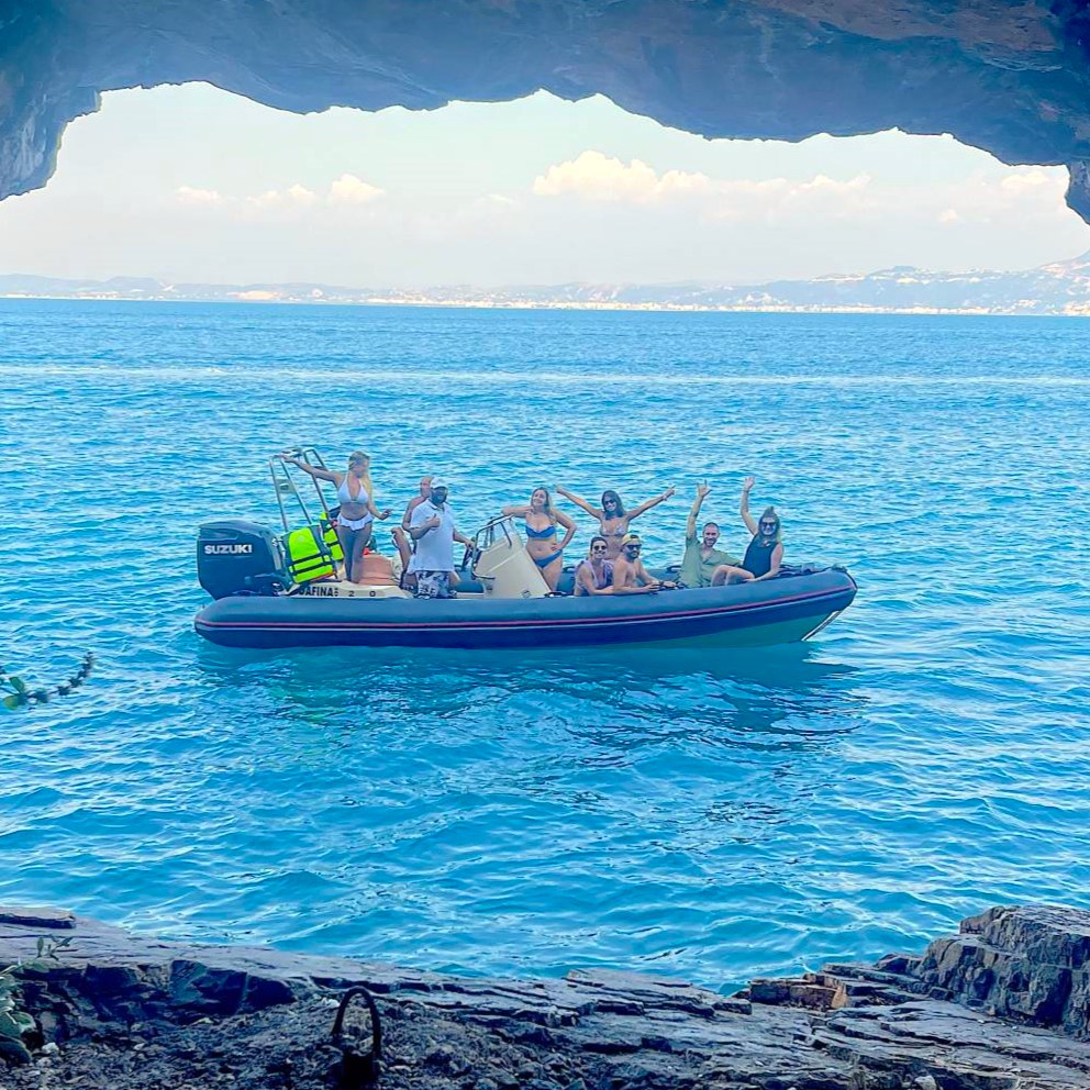 Boottocht van Vlorë naar de Karaburun-strand en Haxhi Ali-grot met zwemmen met Speedboat.al Vlore.