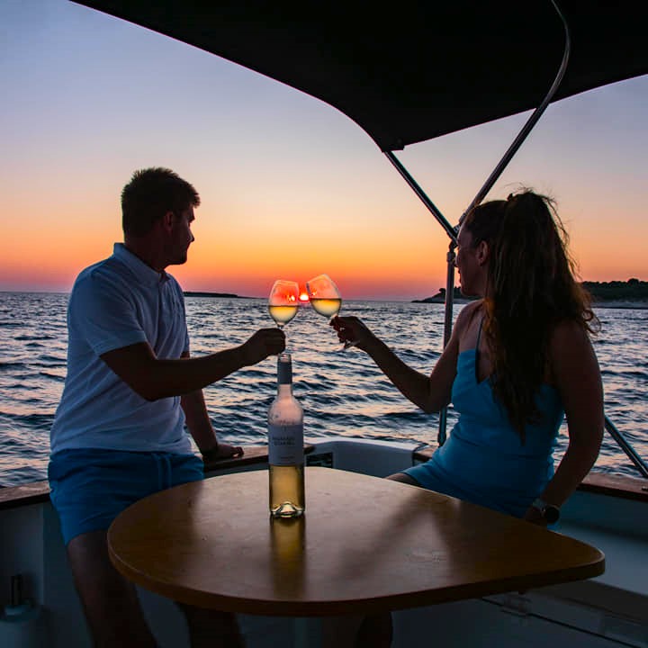 Giro in barca privato al tramonto a Medulin & Kamenjak con aperitivo con Ventus Rosa Medulin.