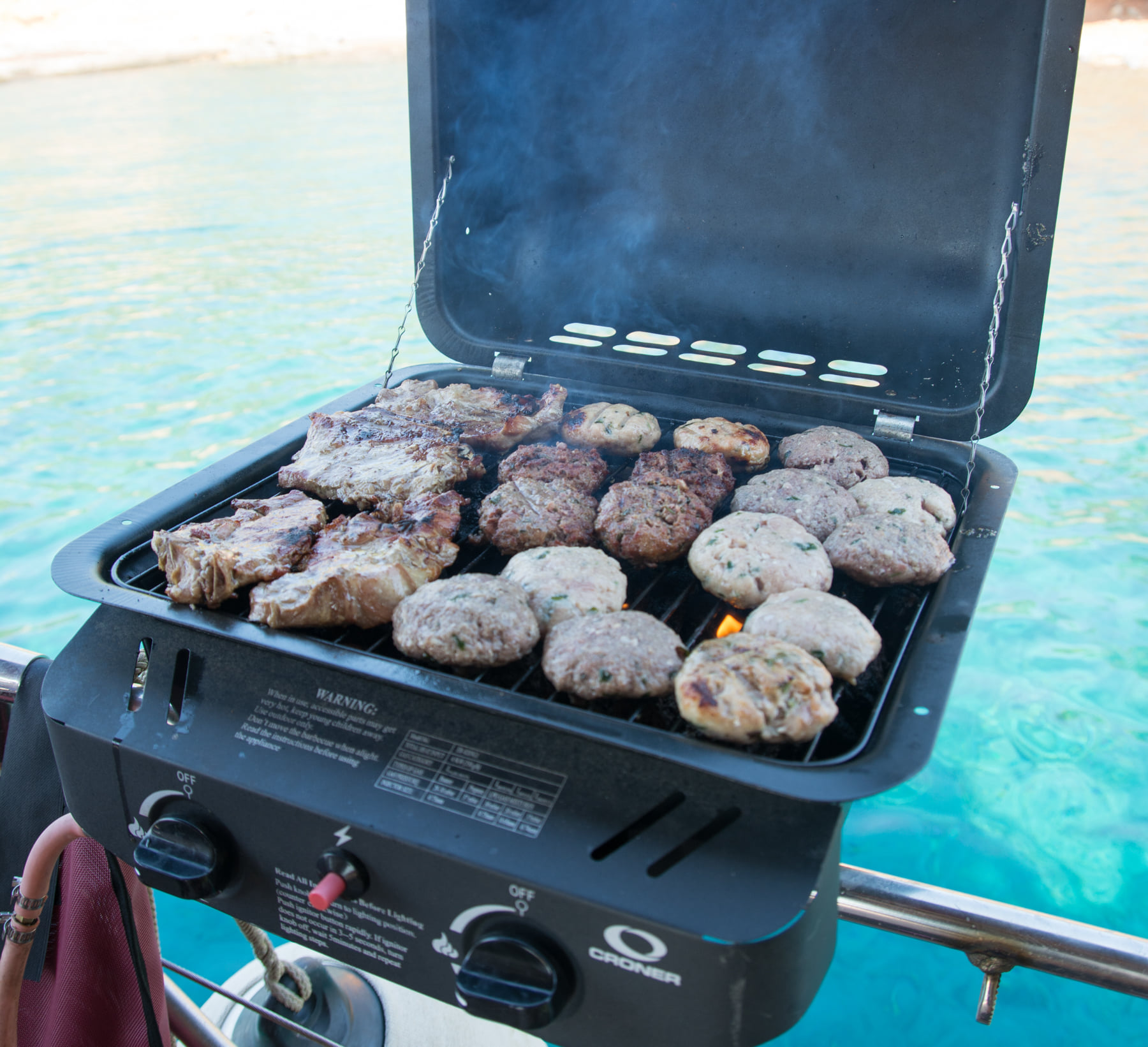 Paseo privado de un día en barco desde Naxos con BBQ, bebidas y paradas para nadar con Alma Libre Yachting Naxos.