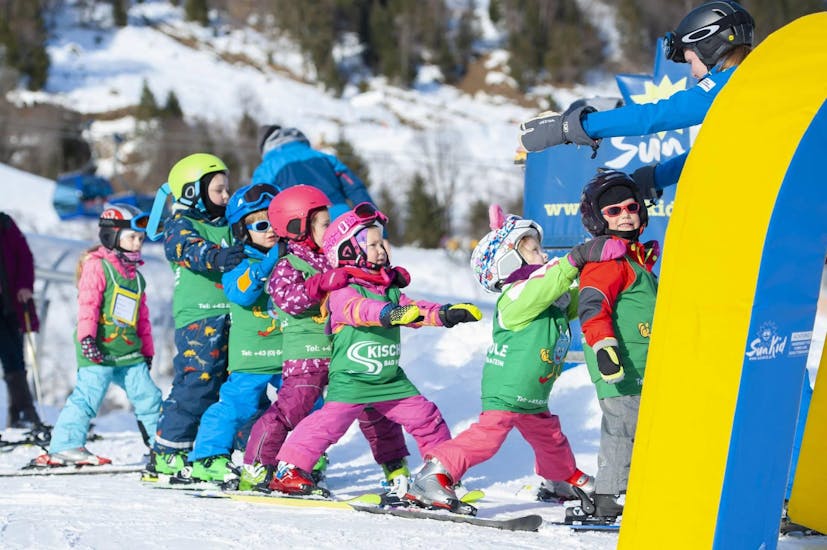 A group of kids during their kids ski lessons Miniclub with skischule Bad Hofgastein.