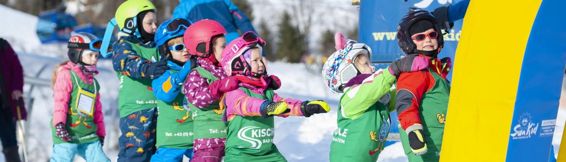 A group of kids during their kids ski lessons Miniclub with skischule Bad Hofgastein.