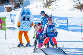 A group of young children is learning how to ski during their kids ski lessons for beginners with skischule Bad Hofgastein.