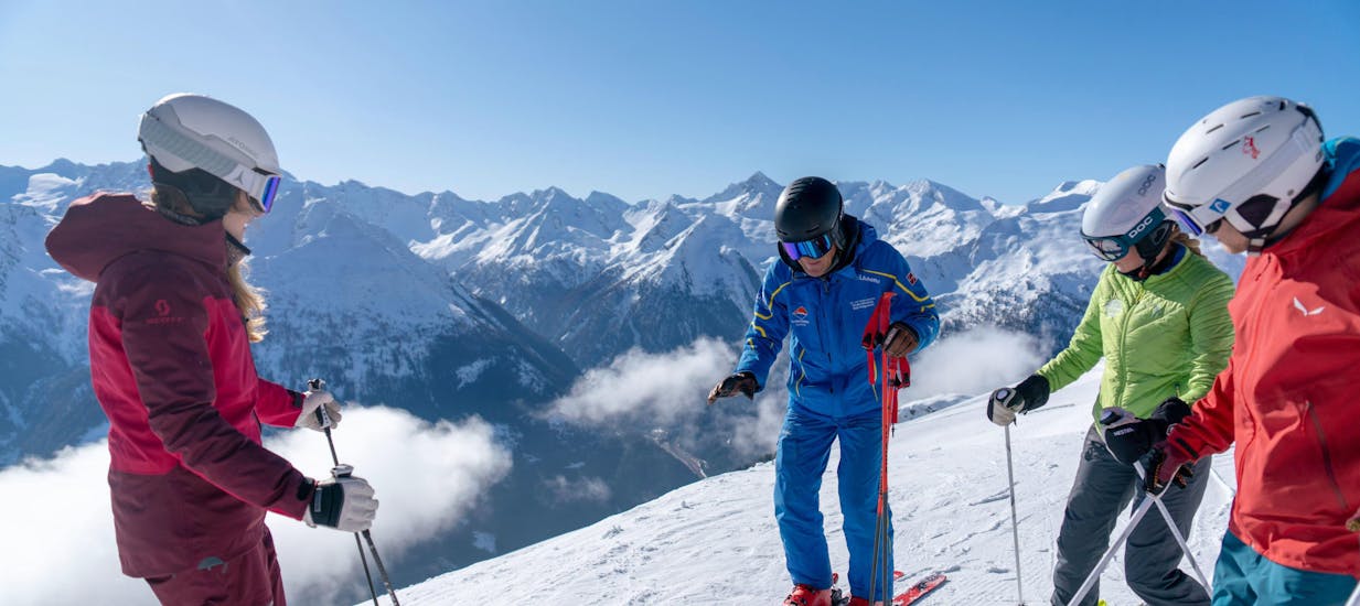Ein Skifahrer auf der Piste beim Kinder-Skikurs für Fortgeschrittene mit der Skischule Bad Hofgastein.