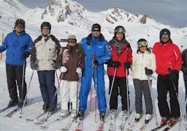 een groep volwassen skiërs tijdens hun  skilessen voor volwassenen voor beginners bij skischule Bad Hofgastein.