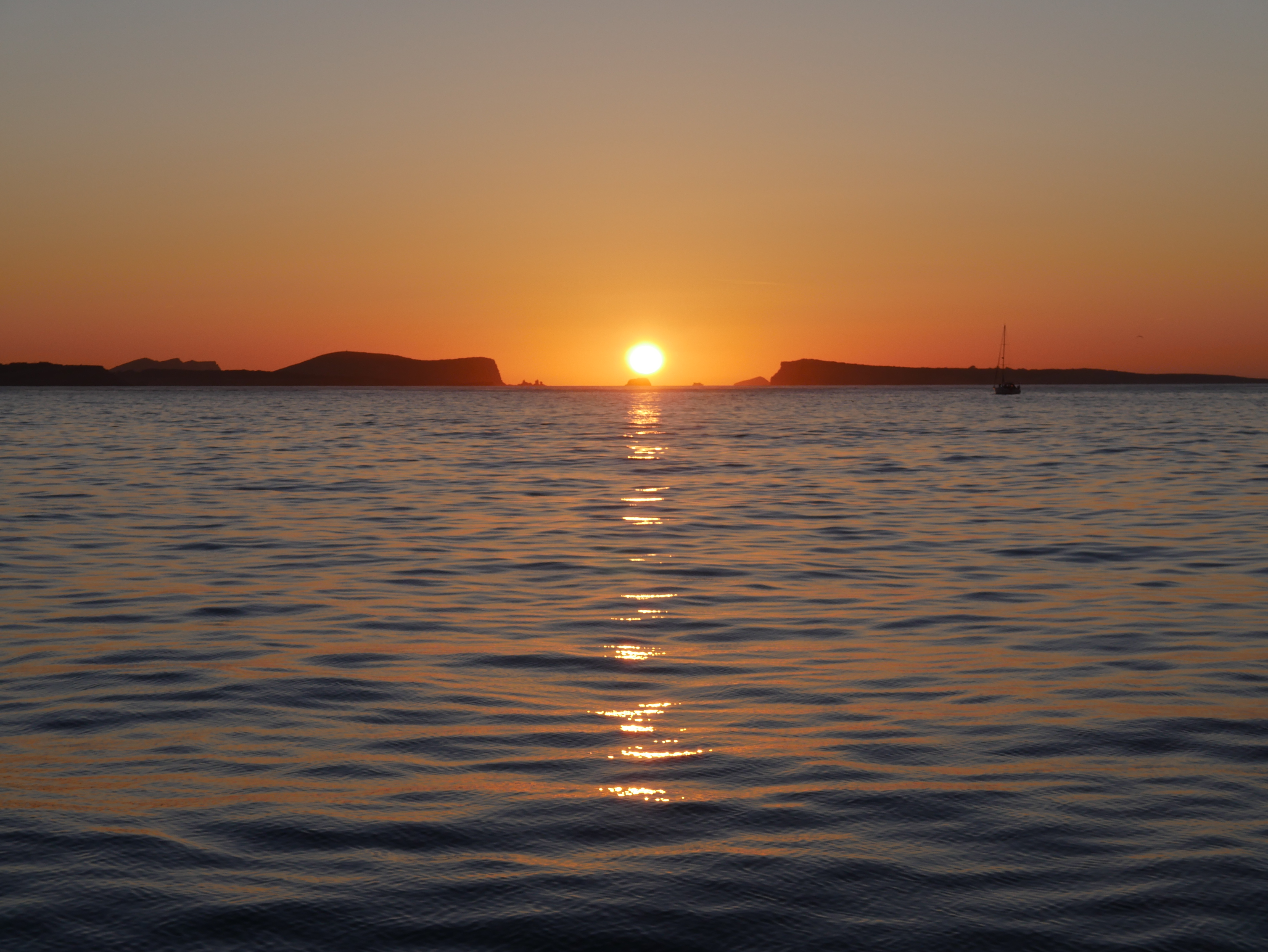 Boottocht bij zonsondergang naar Es Vedrà met zwemstop met Capitan Nemo Ibiza.