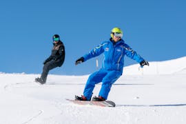 Two snowboarders on the slopes during their snowboarding lessons for beginners with skischule Bad Hofgastein.