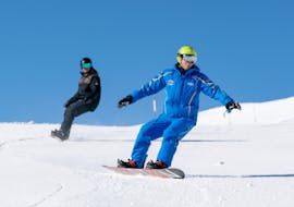 Two snowboarders on the slopes during their snowboarding lessons for beginners with skischule Bad Hofgastein.