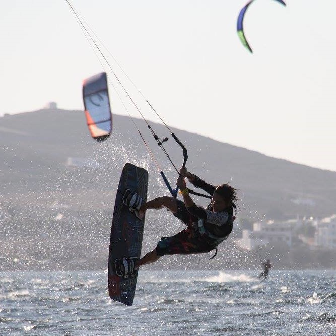Privéles kitesurfen vanaf 12 jaar met Paros Kite Pro Center.