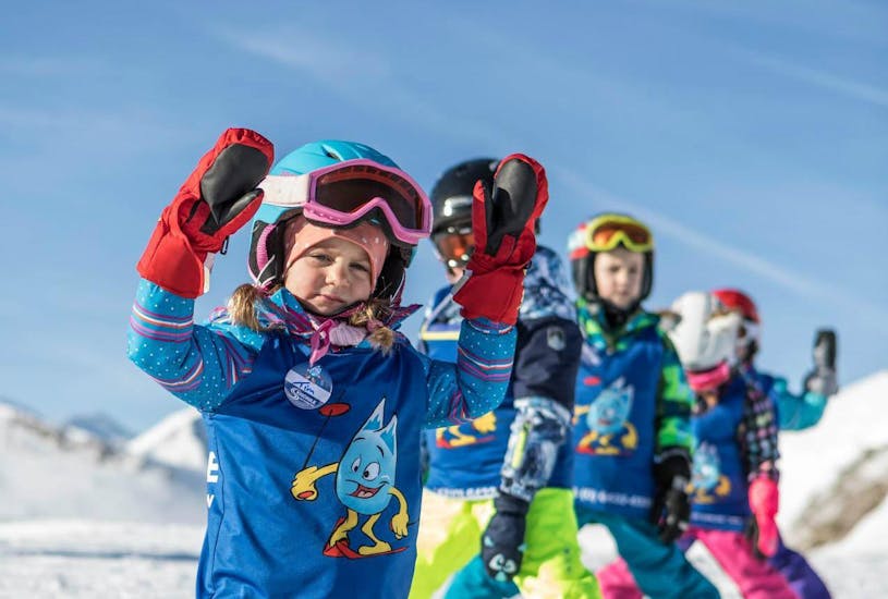 Eine Gruppe von Kindern erlernt das Skifahren im privaten Skikurs für alle Könnerstufen mit der Skischule Bad Hofgastein.