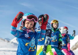 een groep kinderen leert skiën tijdens hun privé skilessen voor alle niveaus bij skischule Bad Hofgastein.