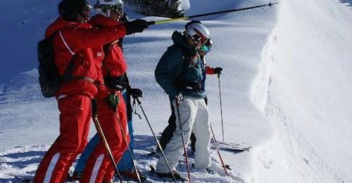 Skilessen voor gevorderden volwassenen met S4 Snowsport Fieberbrunn Een skileraar met zijn leerlingen tijdens de cursus Skilessen voor volwassenen - Gevorderden georganiseerd door Skischule S4 Snowsports Fieberbrunn.