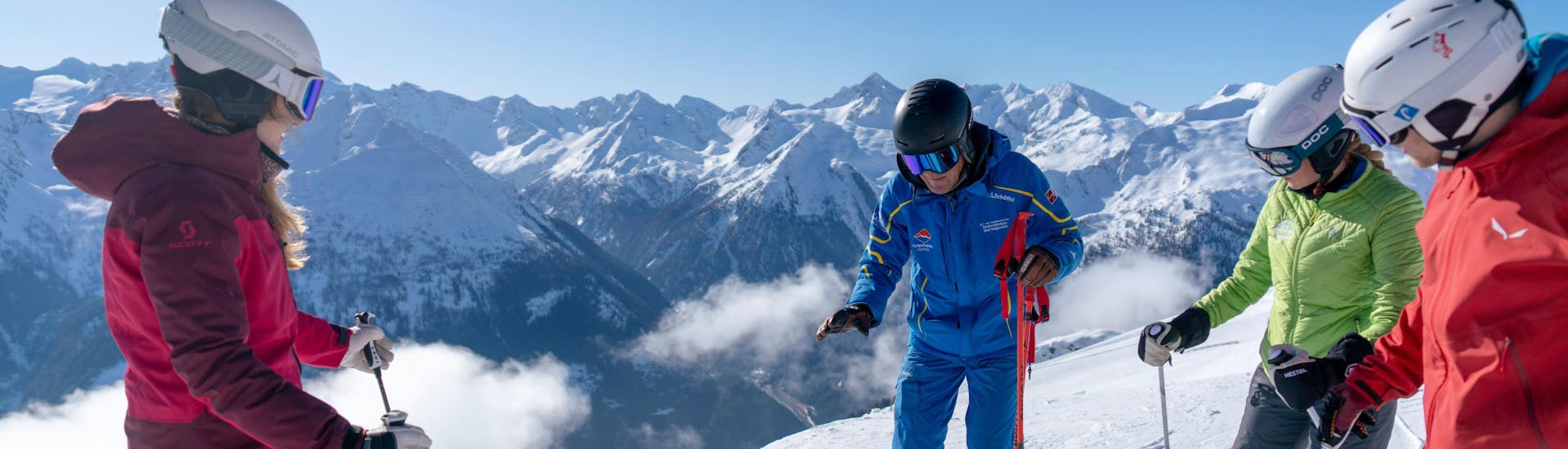 Ein Skifahrer bei der Abfahrt während seines privaten Skikurses für Erwachsene aller Niveaus mit der Skischule Bad Hofgastein.