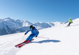 Two skiers on the slopes during their private lessons for adults of all levels with skischule Bad Hofgastein. 
