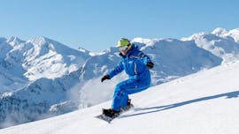 A snowboarder on the slopes during private snowboarding lessons for kids and adults of all levels with skischule Bad Hofgastein.