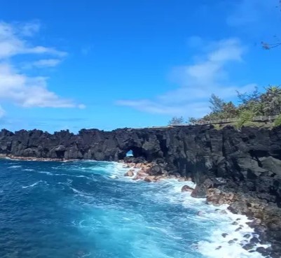 Privater Ganztagesausflug zum Grand Galet Wasserfall & Notre Dame des Laves mit 5A Transports La Réunion.