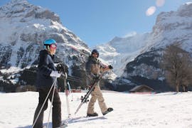 Photo de deux participants allant aux Cours particulier de ski Adultes pour Tous niveaux avec l'école de ski Buri Sport Grindelwald.