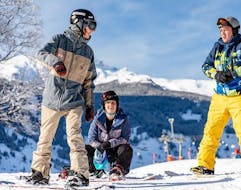 Immagine di tre partecipanti durante le lezioni private di snowboard per tutti i livelli e le età con la scuola di sci Buri Sport Grindelwald.