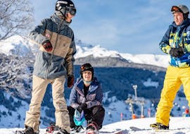 Immagine di tre partecipanti durante le lezioni private di snowboard per tutti i livelli e le età con la scuola di sci Buri Sport Grindelwald.