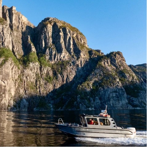 fjordtaxi devant la montagne