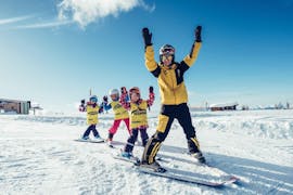 A ski instructor and a group of kids smiling during the Kids Ski Lessons (4-13 y.) for Beginners from Ski- & Snowboard School Florian Kleinarl.
