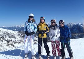 Eine Gruppe Erwachsener genießt die Aussicht während dem Skikurs für Erwachsene aller Levels  mit Schi- & Snowboardschule Florian Kleinarl.