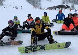 A group of snowboarders sitting in the snow during their Snowboarding Lessons for Kids & Adults of All Levels from Ski- & Snowboard School Florian Kleinarl.