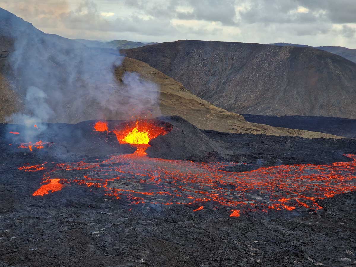 Trekking pomeridiano al vulcano Fagradalsfjall e alle sorgenti termali di Seltún con Bustravel Iceland.