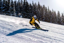 Ein Erwachsener genießt die Abfahrt während dem Privaten Skikurs für Erwachsene aller Levels mit Schi- & Snowboardschule Florian Kleinarl.