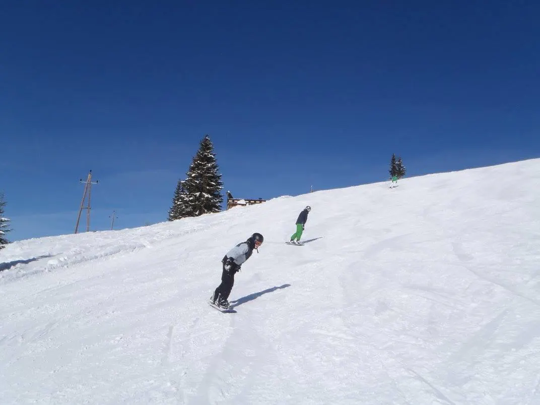 Privater Snowboardkurs für Kinder & Erwachsene aller Levels mit Schi- & Snowboardschule Florian Kleinarl Zwei Erwachsene genießen ihrem Privaten Snowboardkurs für Kinder & Erwachsene aller Levels mit Schi- & Snowboardschule Florian Kleinarl.