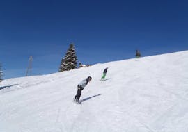 Zwei Erwachsene genießen ihrem Privaten Snowboardkurs für Kinder & Erwachsene aller Levels mit Schi- & Snowboardschule Florian Kleinarl.