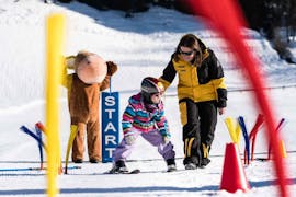 An instructor and a kid during the Private Ski Lessons for Kids of All Levels from Ski- & Snowboard School Florian Kleinarl.