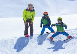 Kids are getting ready to ski down the slope during their Kids Ski Lessons (5-13 y.) - Max 8 per group with Prosneige Val Thorens & Les Menuires.