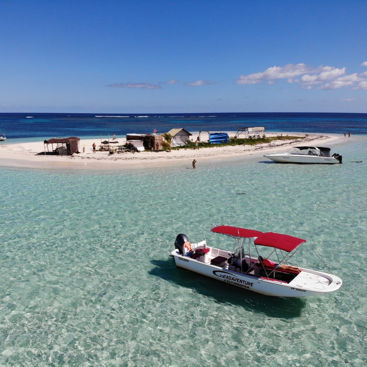 Paseo en barco de medio día a los islotes Blanc, Caret y La Biche con Gwadaventure.