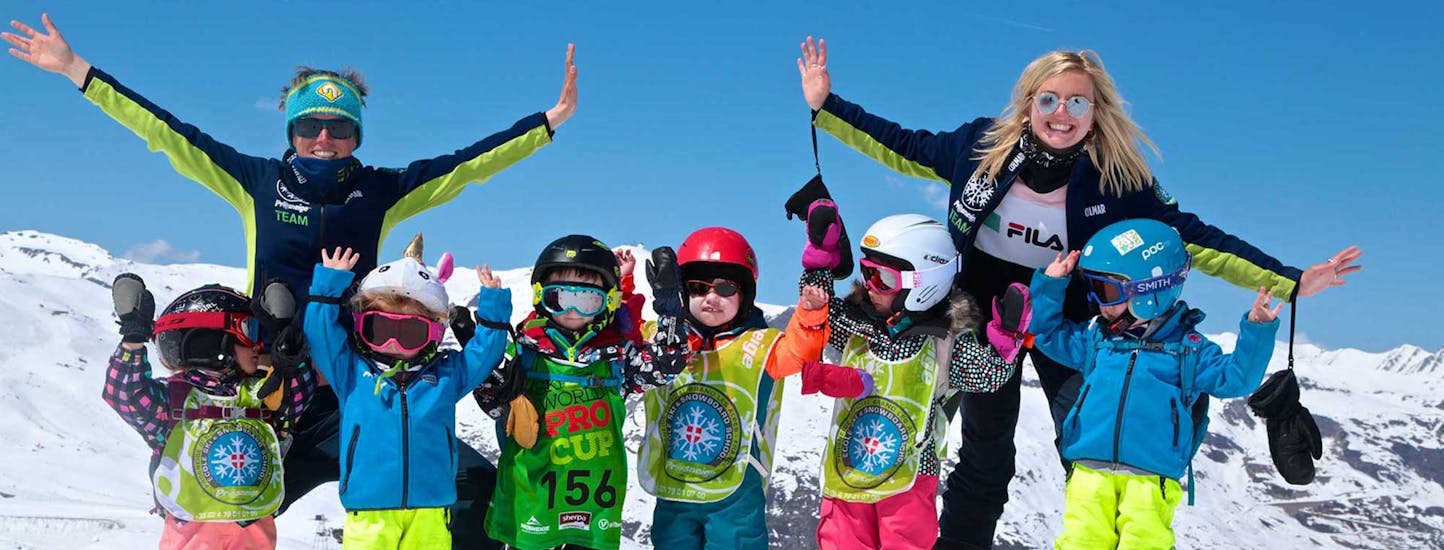 Kids are taking a picture with their instructor during their Kids Ski Lessons (5-13 y.) - Max 7 per group with Prosneige Méribel.