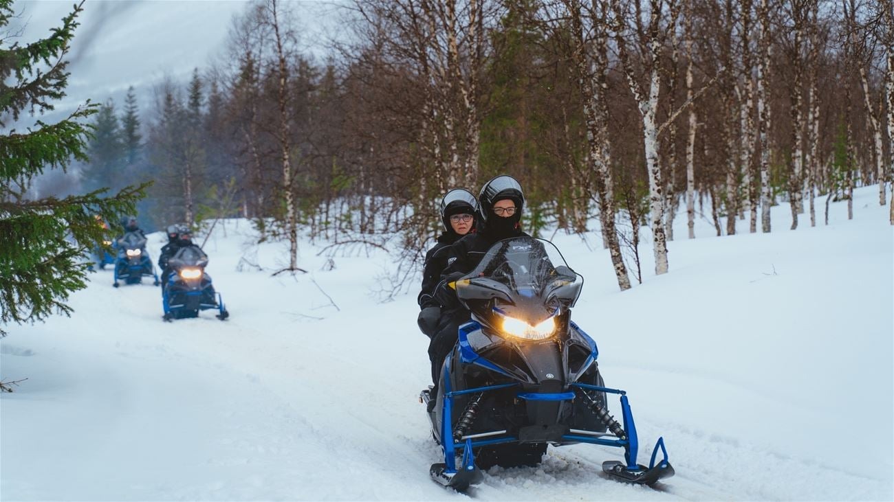 Moto de nieve desde Tromsø con almuerzo en una tienda Sami tradicional con Northern Shots Tours Tromsø.