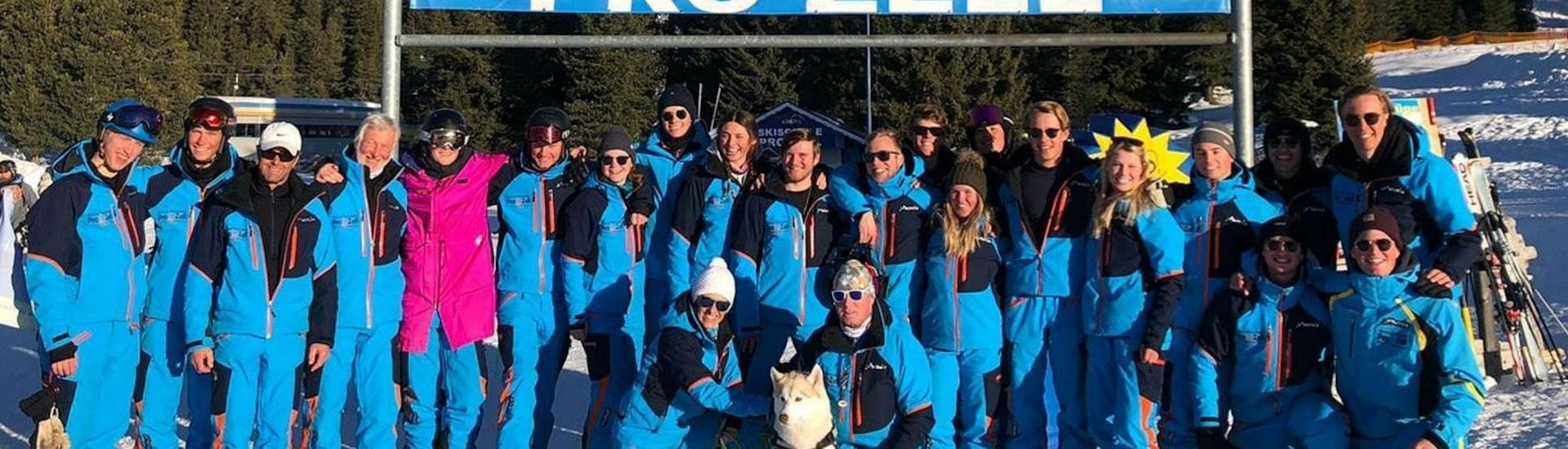 Die Skilehrer der Skischule Pro Zell in Zell am Ziller posieren für ein gemeinsames Gruppenfoto um ihren Skikurs für Erwachsene - Anfänger zu bewerben.