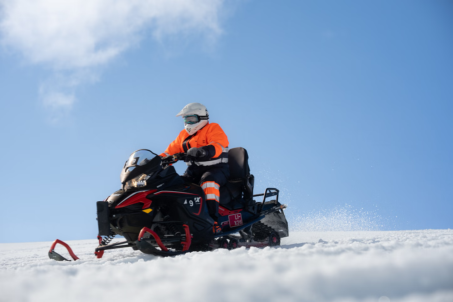 Tour en moto de nieve por el glaciar Langjökull con visita a una cueva de hielo con Snowmobile.is.