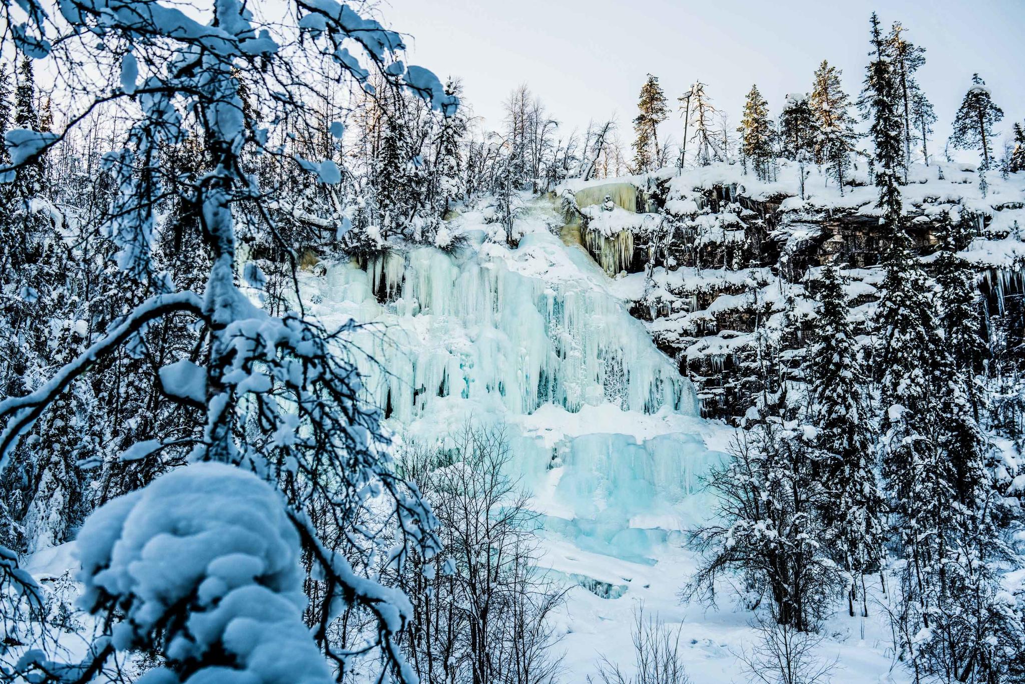Excursion d'une journée complète de Rovaniemi aux cascades gelées de Korouoma avec Beyond Arctic Rovaniemi.