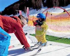 Ein kleiner Skifahrer lernt das Skifahren im Kinderland mit der Skischule Top Secret in Davos Klosters.