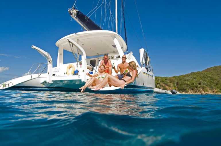 Gita privata in barca a vela di lusso a Lisbona con bagno.