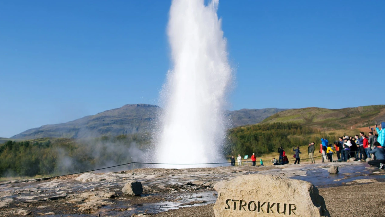 Private Guided Minibus Tour to the Golden Circle with Pick-Up from Iceland Paradise Tours.