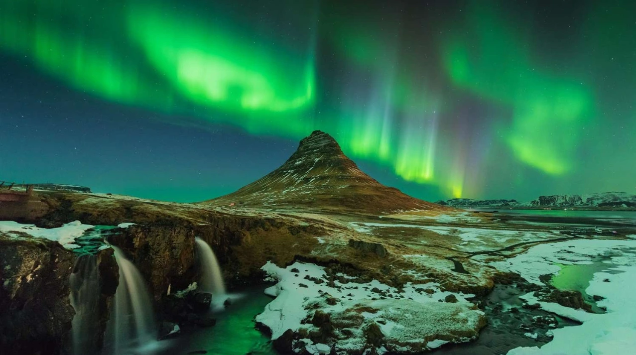 Private Northern Lights Minibus Tour with Drinks, Snacks & Pick-Up from Iceland Paradise Tours.