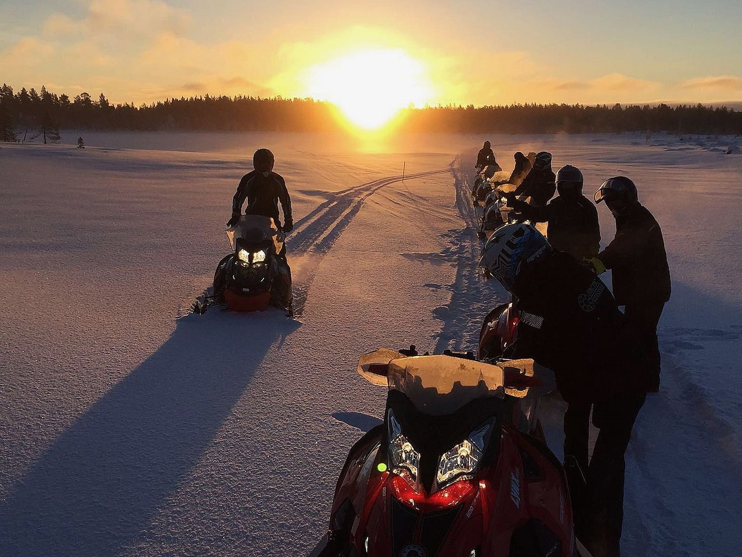 Tour en moto de nieve con auroras boreales y aperitivos con Arctic Lifestyle Lapland.