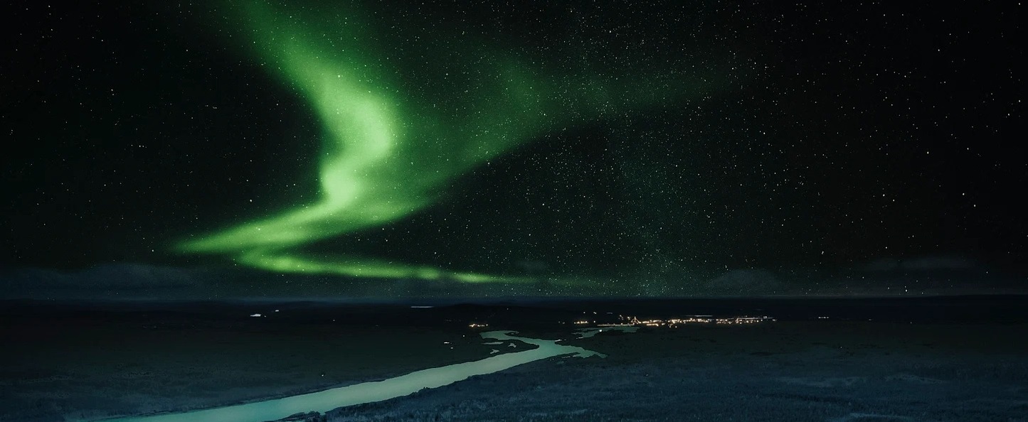 Tour en moto de nieve con auroras boreales y aperitivos.