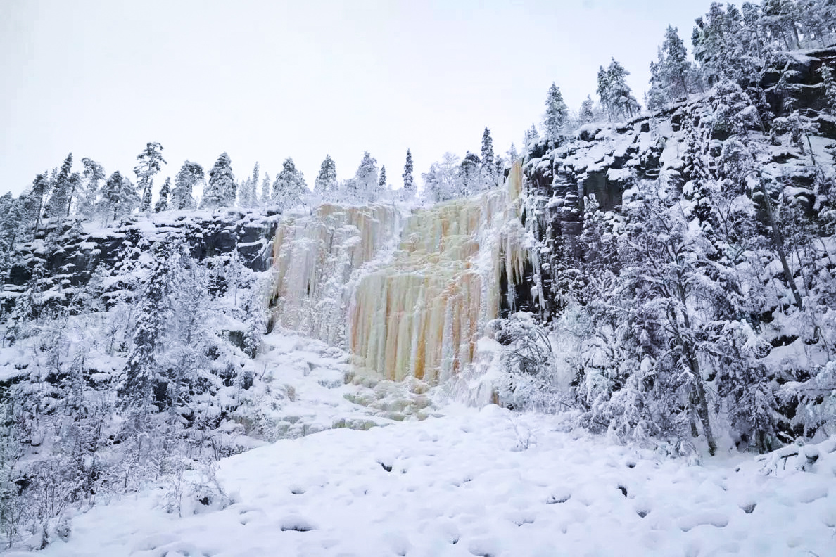 Ruta familiar por las Cascadas Heladas del cañón Korouoma desde Rovaniemi con Wild About Lapland.